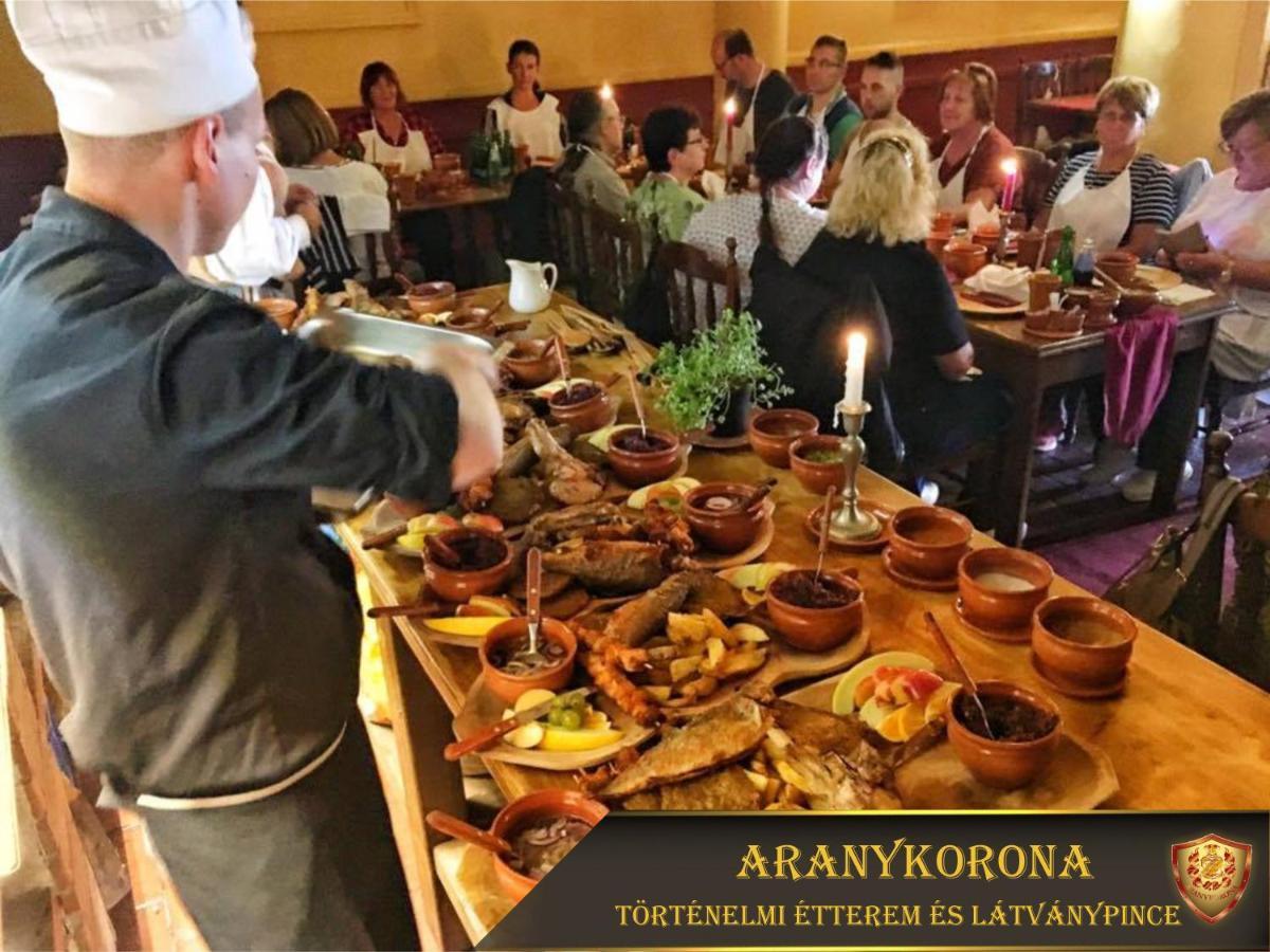 Aranykorona Hotel Miskolc Buitenkant foto